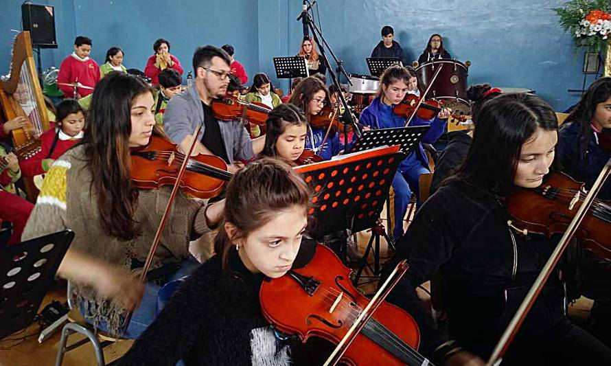 Niños y jóvenes de Máfil se inician en las artes musicales