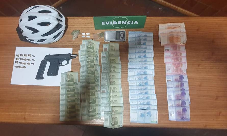 Carabineros de Valdivia detuvo a dos sujetos por posesión de arma y tráfico de drogas