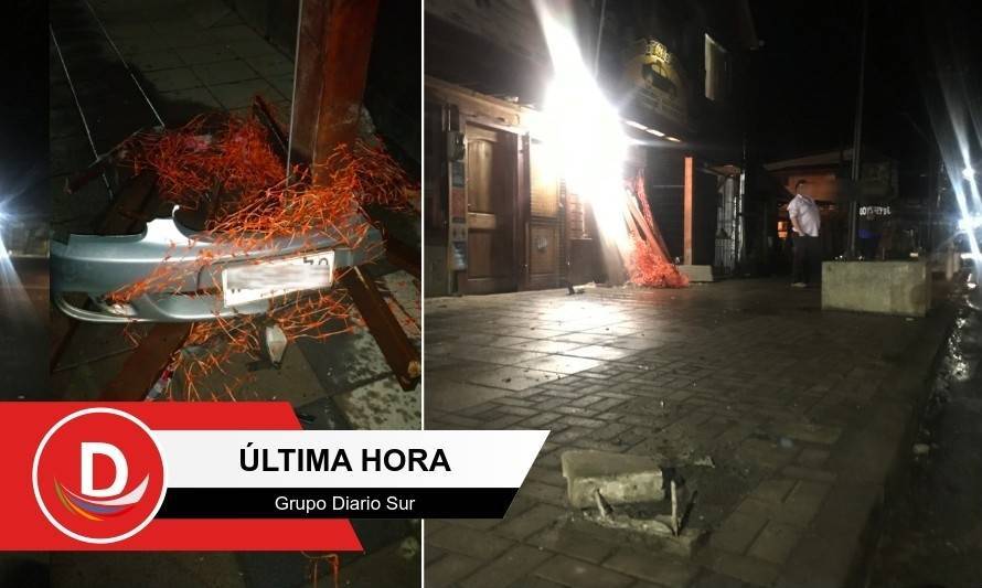 Auto chocó local de calle Balmaceda, pero antes arrasó con nuevas bancas y basurero de cemento
