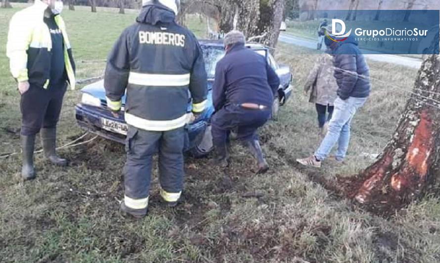 Automóvil se salió de la ruta y dejó 2 lesionados en sector rural de Futrono
