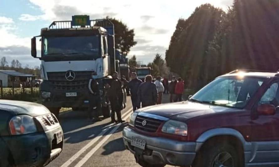 Vecinos de Mariquina bloquean ruta en protesta por mal estado del camino