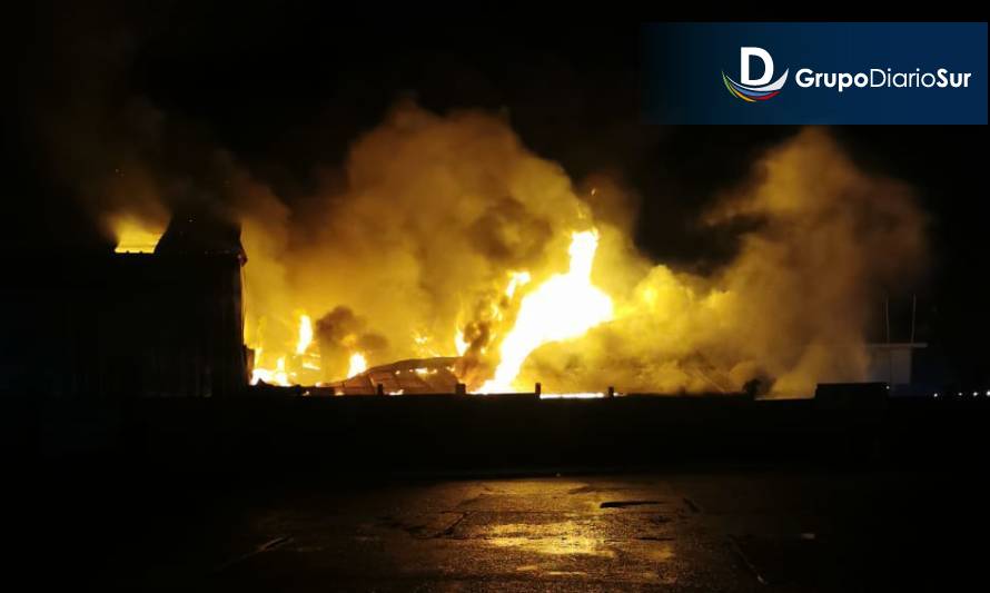 Incendio afectó a empresa de termopaneles en Las Ánimas