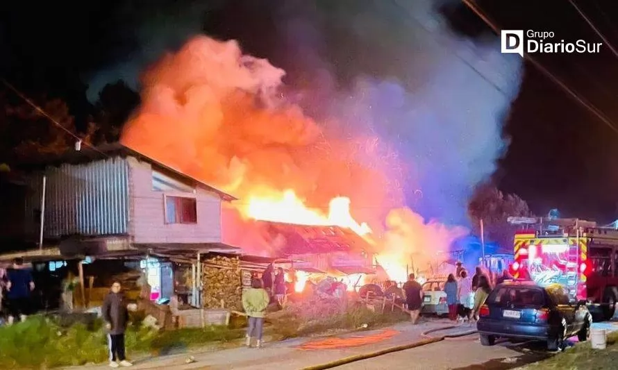 Incendio destruyó tres viviendas en Los Lagos