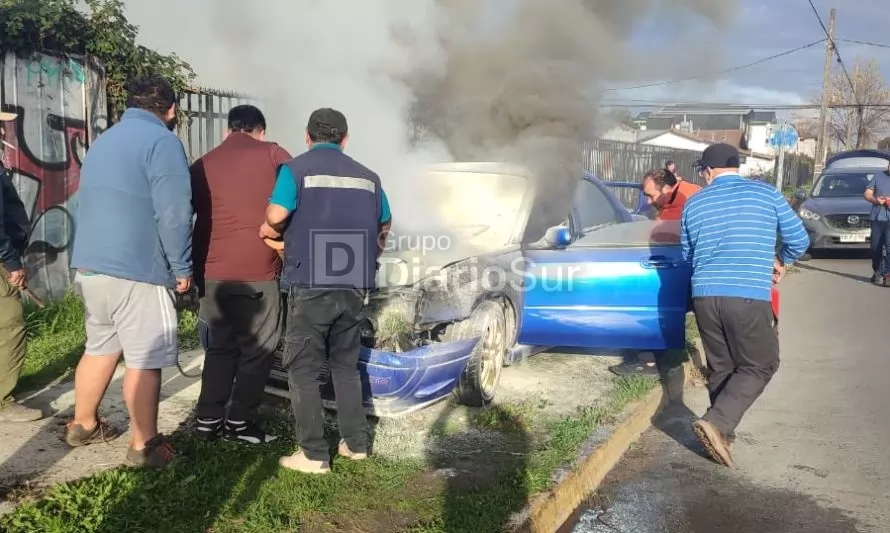 Conductora salva ilesa tras incendio de su vehículo en Valdivia