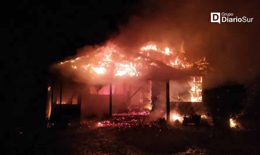 Fuego arrasó casona en condominio de Futrono