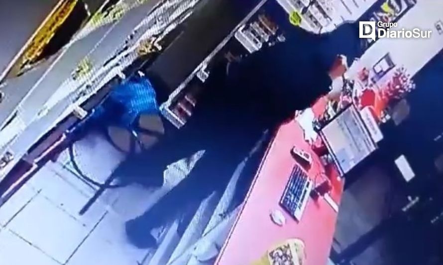 Video registra a violento asaltante en Valdivia: cajera fue intimidada con arma blanca 