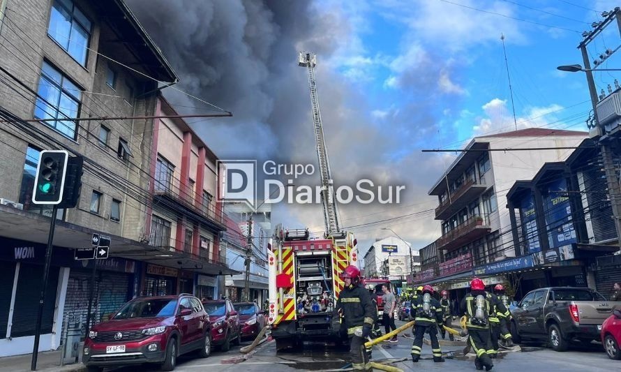 Mega incendio en Valdivia moviliza a todas las compañías de bomberos 