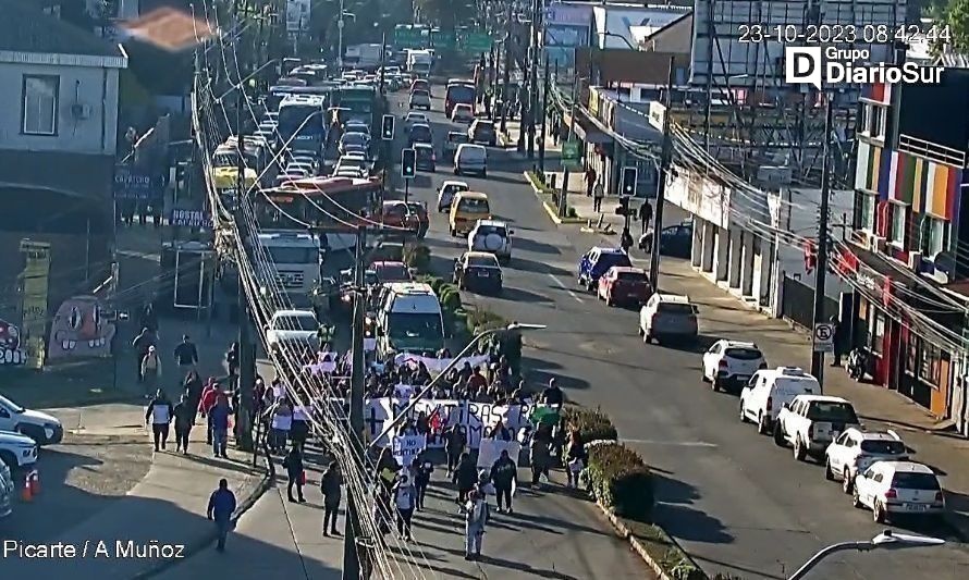 Manifestantes protestan por atraso de proyecto habitacional en Valdivia