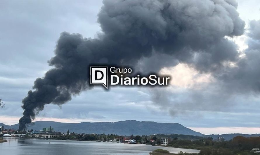 Incendio en Valdivia: Columna de humo cubre gran parte de la ciudad