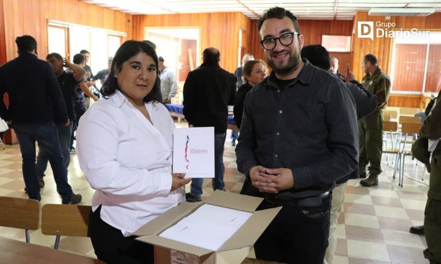Seremi de Gobierno inicia entrega de ejemplares de propuesta constitucional en Los Ríos
