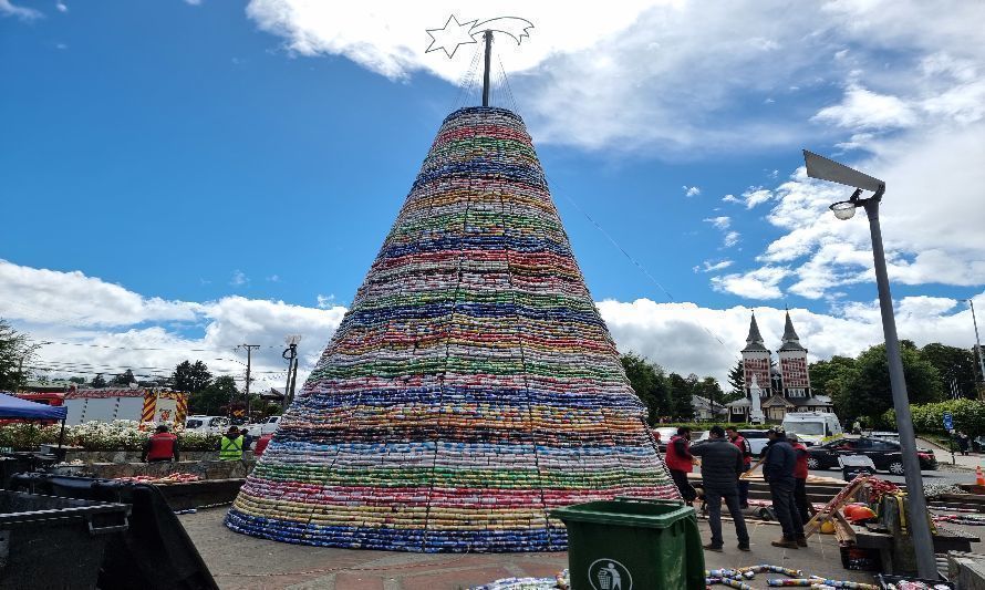 Finaliza la espera: Panguipulli encenderá árbol de navidad construido con latas recicladas 