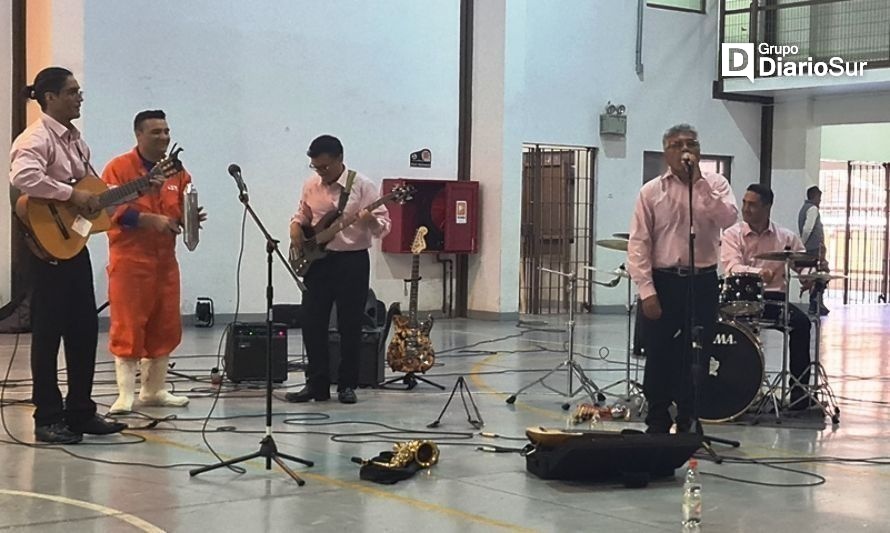 Concierto de navidad en cárcel Llancahue presentó a grupo musical integrado por internos