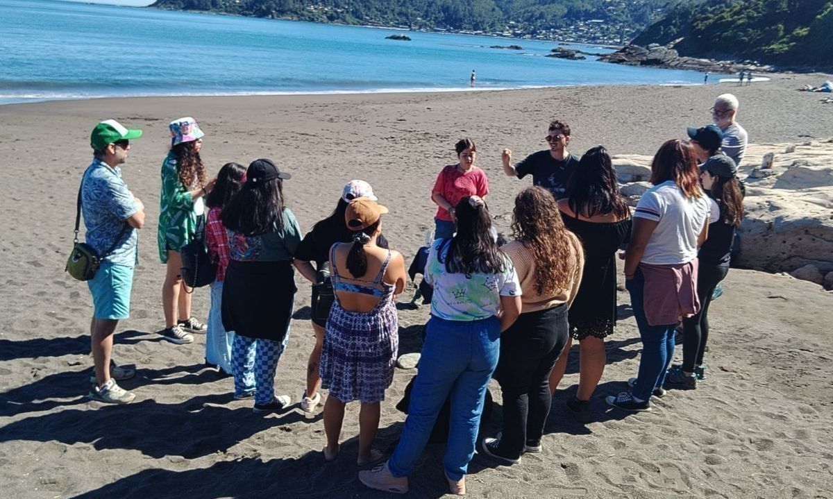 Jóvenes viven entretenida jornada de limpieza en playa Grande de Niebla 
